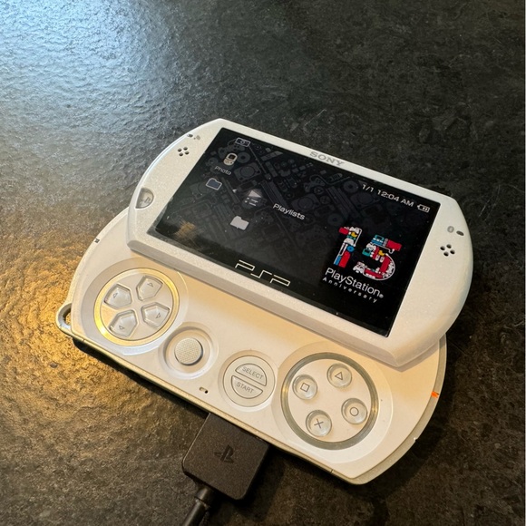 Sony PSP GO 16GB System, Pearl White — CIB - Picture 5 of 10